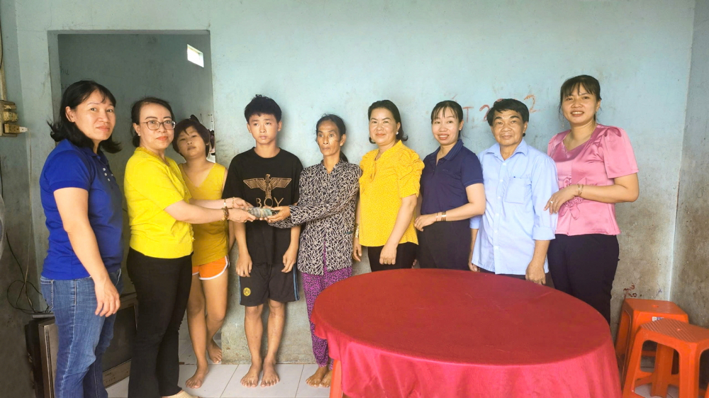 Sau khi Báo Phụ nữ TPHCM ngày 27/4/2020 đăng bài Đang nuôi mẹ bệnh ung thư, hai anh em bị xe tông nguy kịch, độc giả đã ủng hộ số tiền hơn 187 triệu đồng để hỗ trợ cho em Nguyễn Nam Đua (13 tuổi), nhân vật trong bài. Trong ảnh: Chị Nguyễn Thu Đào (thứ hai từ trái sang) - Phó phòng Tổ chức hành chính Báo Phụ nữ TPHCM - đến huyện Cái Bè, tỉnh Tiền Giang (trước đây) trao tặng số tiền độc giả hỗ trợ