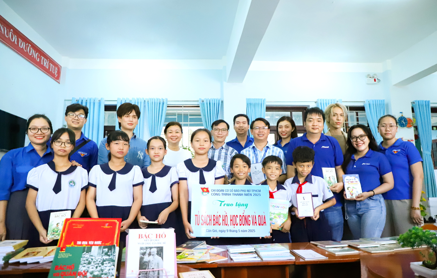 B&aacute;o Phụ nữ TPHCM  v&agrave; c&aacute;c nh&agrave; hảo t&acirc;m trao tặng  &ldquo;Tủ s&aacute;ch B&aacute;c Hồ&rdquo; cho học sinh  x&atilde; đảo Thạnh An, TPHCM năm 2025 