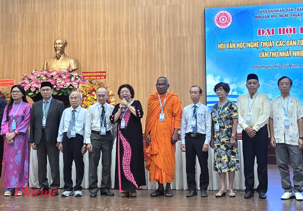 T&acirc;n Chủ tịch Hội Văn học nghệ thuật c&aacute;c d&acirc;n tộc thiểu số TPHCM Trương Tứ Muối ph&aacute;t biểu nhận nhiệm vụ.