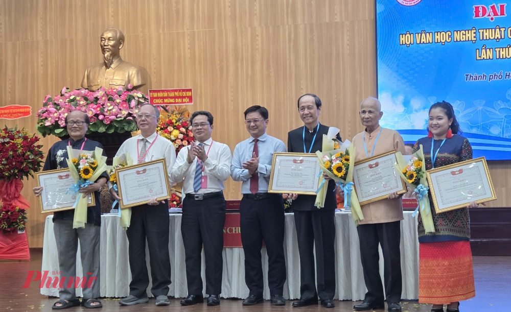 Ph&oacute; Chủ tịch UBND TPHCM Nguyễn Mạnh Cường v&agrave; Ph&oacute; Chủ tịch UBMTTQ Việt Nam TPHCM Phạm Minh Tuấn (thứ ba v&agrave; thứ tư từ phải sang) trao bằng khen của UBMTTQ Việt Nam TPHCM cho c&aacute;c tập thể.