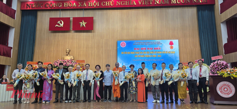 L&atilde;nh đạo TPHCM ch&uacute;c mừng Ban Chấp h&agrave;nh nhiệm kỳ mới ra mắt.