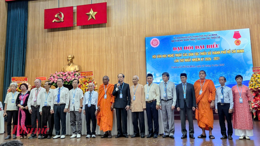 Ban Chấp h&agrave;nh nhiệm kỳ cũ từ nhiệm.