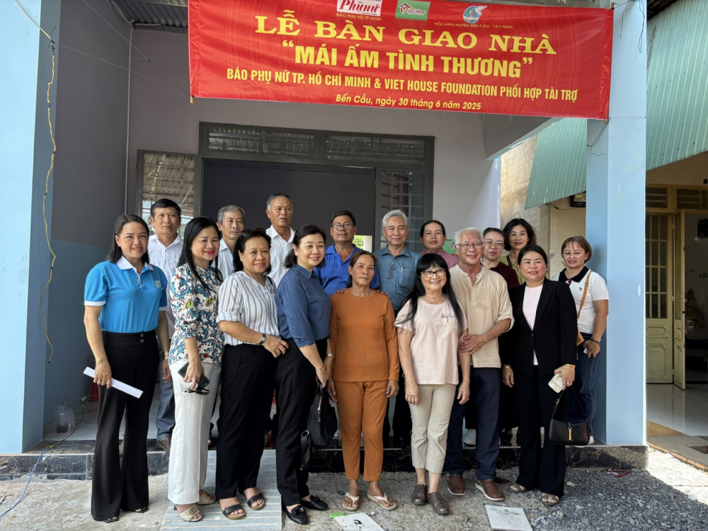 Báo Phụ nữ TPHCM, nhà tài trợ và cán bộ địa phương trao nhà tình thương cho gia đình bà Nguyễn Thị Để (áo cam) ở tỉnh Tây Ninh vào tháng 6/2025