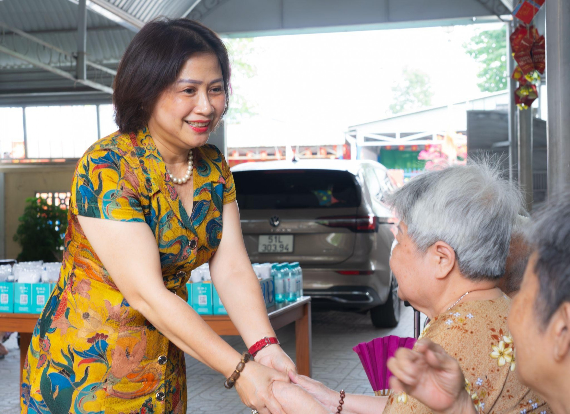 B&agrave; Ng&ocirc; Thị Thu Thủy - Chủ tịch HĐQT Fujiwa Việt Nam - thăm hỏi v&agrave; trao tặng nước i-on kiềm cho c&aacute;c cụ gi&agrave; tại cơ sở bảo trợ x&atilde; hội - Ảnh: FUJIWA Việt Nam