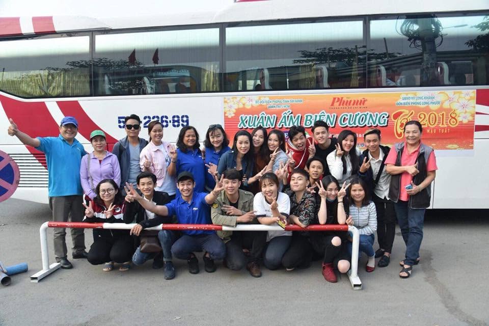 NSND Trịnh Kim Chi v&agrave; c&aacute;c diễn vi&ecirc;n, học vi&ecirc;n thuộc s&acirc;n khấu Trịnh Kim Chi trong chương tr&igrave;nh Xu&acirc;n &acirc;m bi&ecirc;n cương do b&aacute;o Phụ Nữ TPHCM tổ chức năm 2018