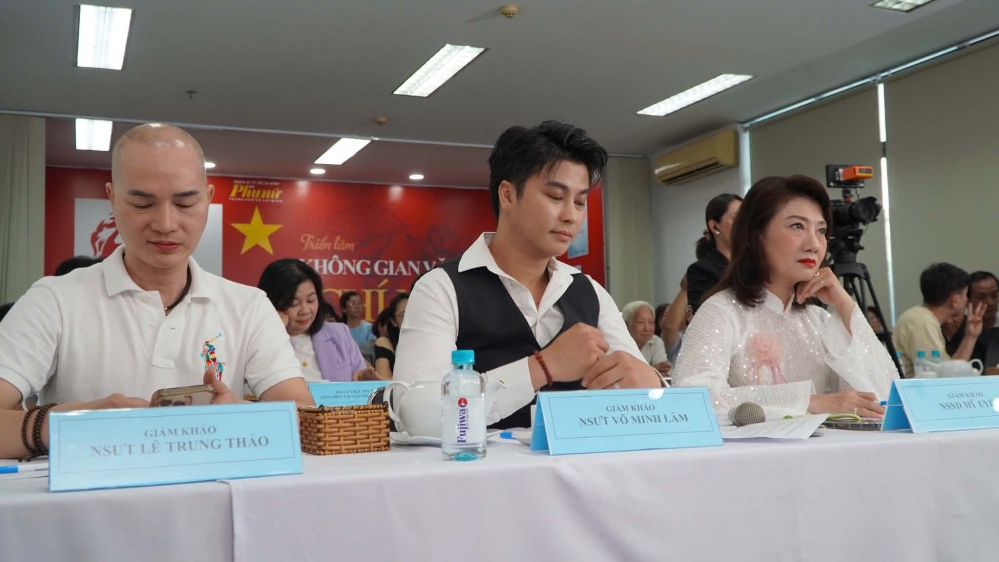 (Từ  phải qua) NSND  Mỹ  Uy&ecirc;nn, NS  ƯT  V&otilde;  Minh  L&acirc;mm, NS  ƯT  L&ecirc;  Trung  Thảo  ngồi  ghế  n&oacute;ng  v&ograve;ng  chung  kết  cuộc  thi  Kể  chyẹn  s&aacute;ch  thiếu  nhi  Lần  1 - 2025