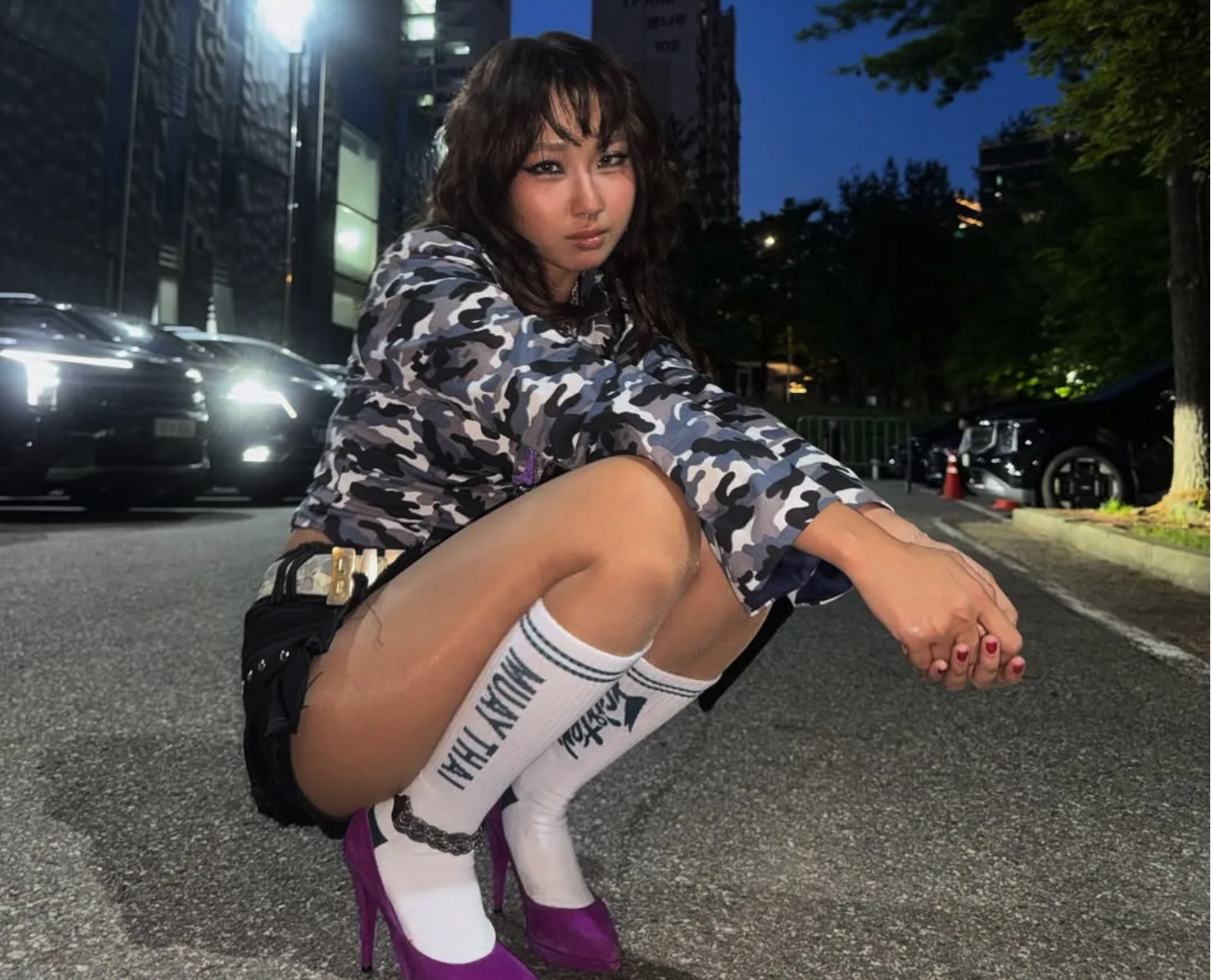 C&ocirc; kh&ocirc;ng đ&oacute;ng khung bản th&acirc;n trong h&igrave;nh ảnh rapper gai g&oacute;c quen thuộc, m&agrave; li&ecirc;n tục dịch chuyển giữa nổi loạn, avant-garde v&agrave; high-fashion(ảnh:Elle)