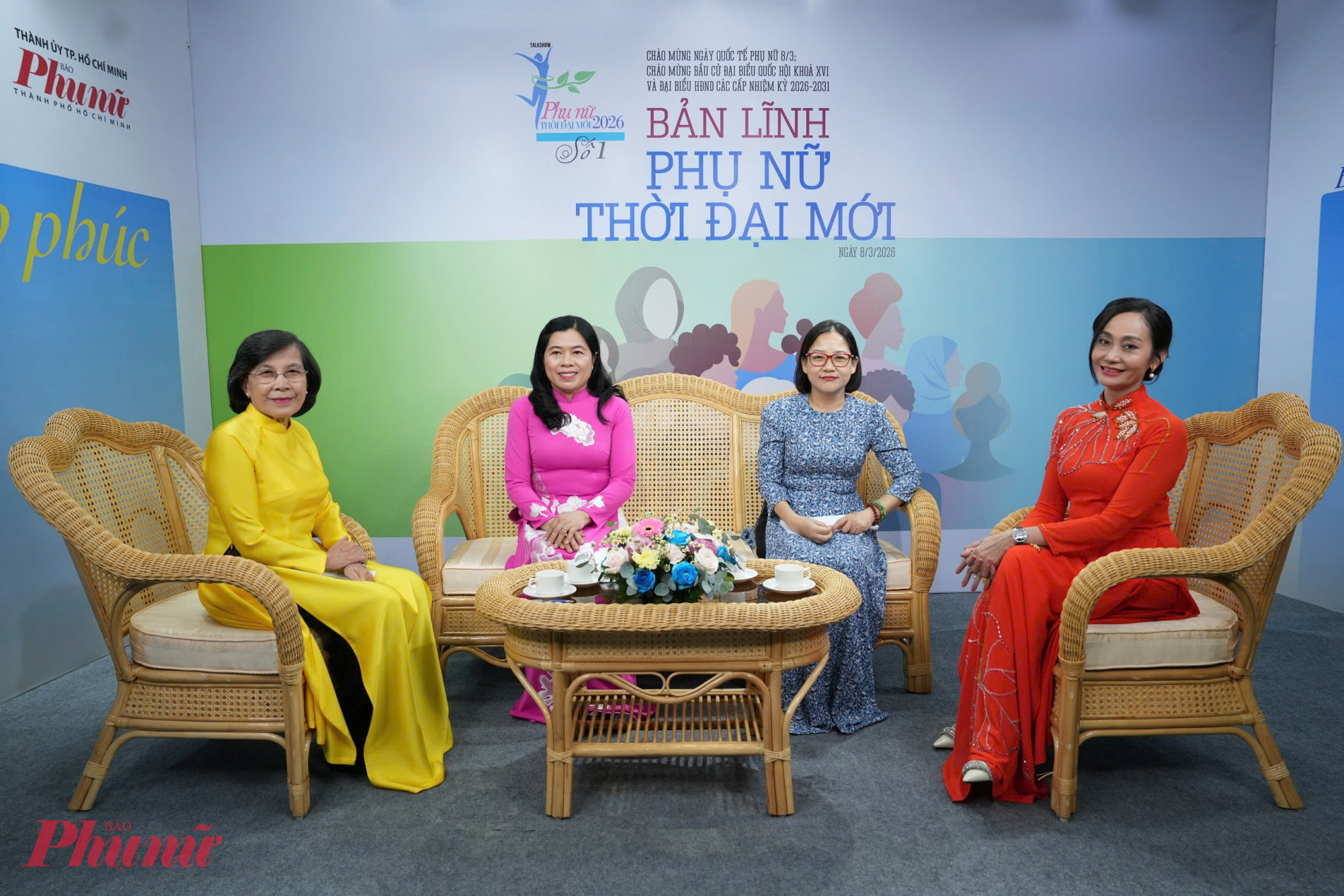 Bà Phạm Phương Thảo - nguyên Phó bí thư Thành ủy, nguyên Chủ tịch HĐND TPHCM (ngoài cùng bên trái); Bà Nguyễn Trần Phượng Trân - Đại biểu Quốc hội khóa XV, Thành ủy viên, Bí thư Đảng ủy phường Tam Bình (thứ 2 từ bên trái) tham gia talkshow livestream tại Báo Phụ nữ TPHCM