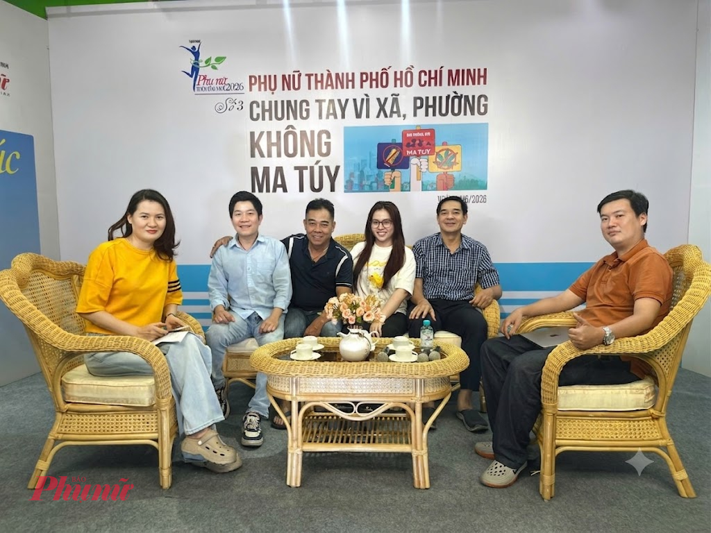 E-kíp sản xuất chụp cùng tác giả trong ngày chạy thử talkshow