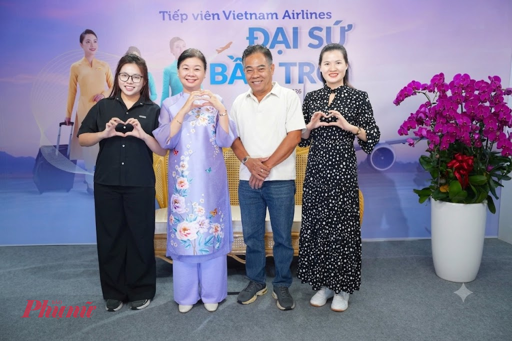 Tác giả chụp hình lưu niệm với Tổng biên tập Báo Phụ nữ TPHCM sau khi vừa thực hiện xong talkshow livestream vào ngày 28/6