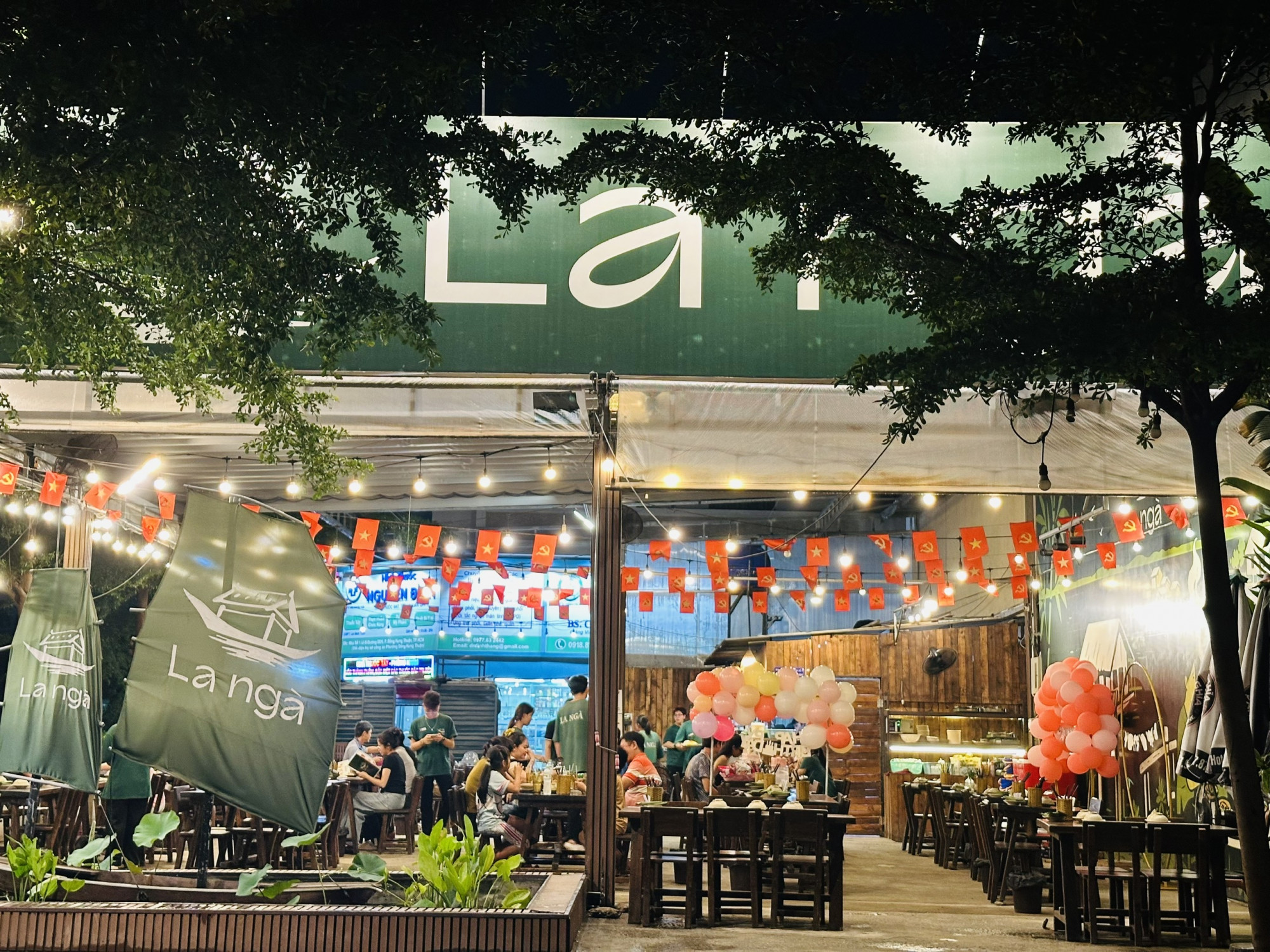 La Ng&agrave; Qu&aacute;n mở từ 16 đến 23 giờ mỗi ng&agrave;y