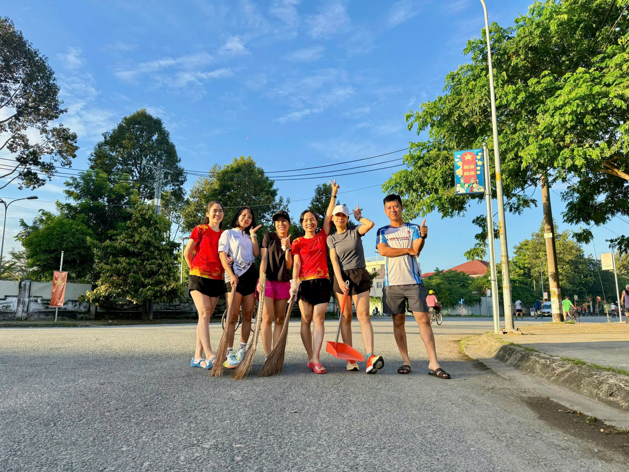 Ch&uacute;ng t&ocirc;i trong buổi qu&eacute;t r&aacute;c ở c&ocirc;ng vi&ecirc;n