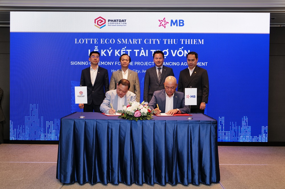 Ph&aacute;t Đạt v&agrave; Ng&acirc;n h&agrave;ng TMCP Qu&acirc;n đội (MB Bank) đ&atilde; k&yacute; kết hợp đồng t&agrave;i trợ vốn ng&agrave;y 26/6 - Ảnh: Ph&aacute;t Đạt