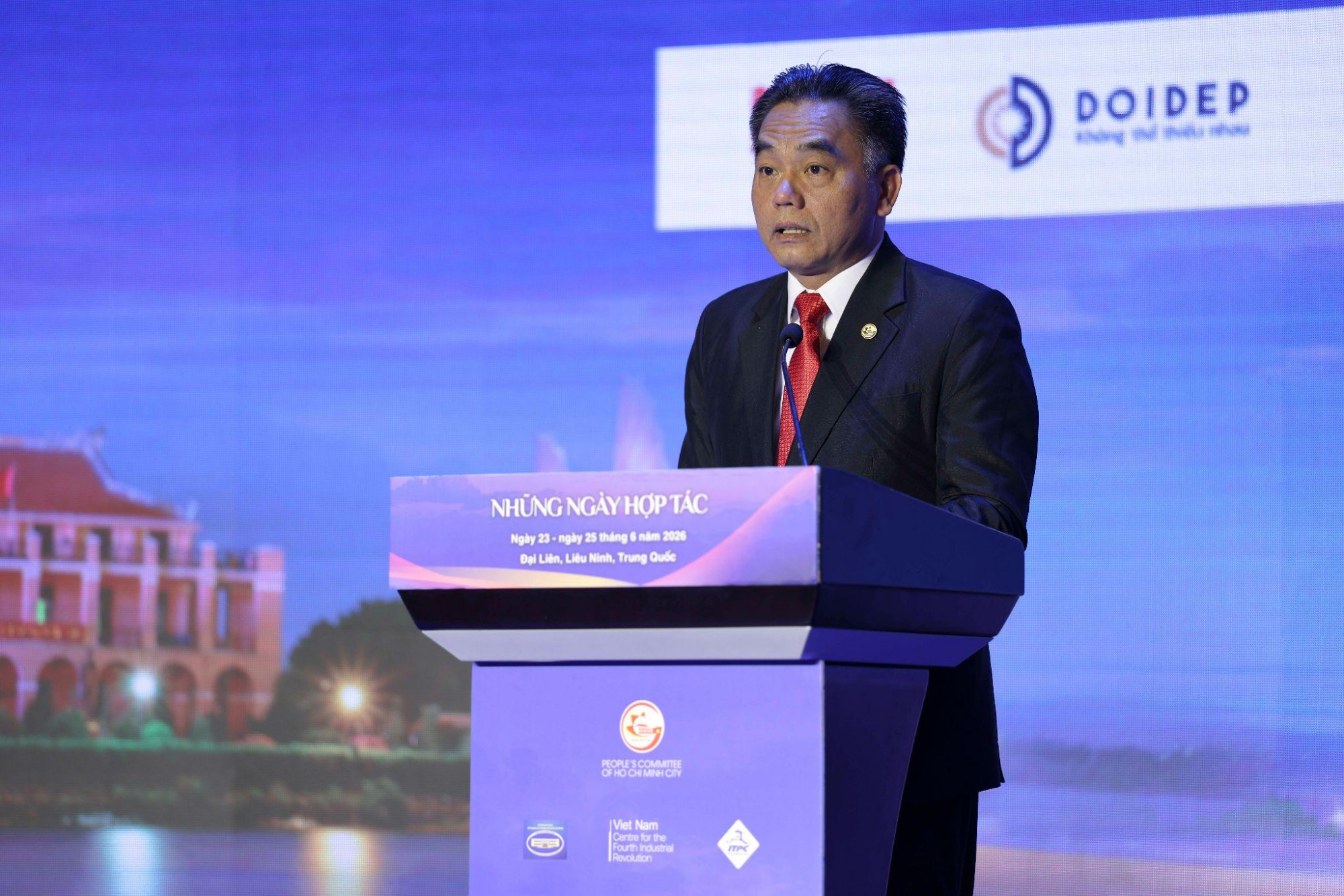 &Ocirc;ng Nguyễn Lộc h&agrave;, Ph&oacute; Chủ tịch thường trực UBND Th&agrave;nh phố Hồ Ch&iacute; Minh, ph&aacute;t biểu khai mạc tại Diễn đ&agrave;n