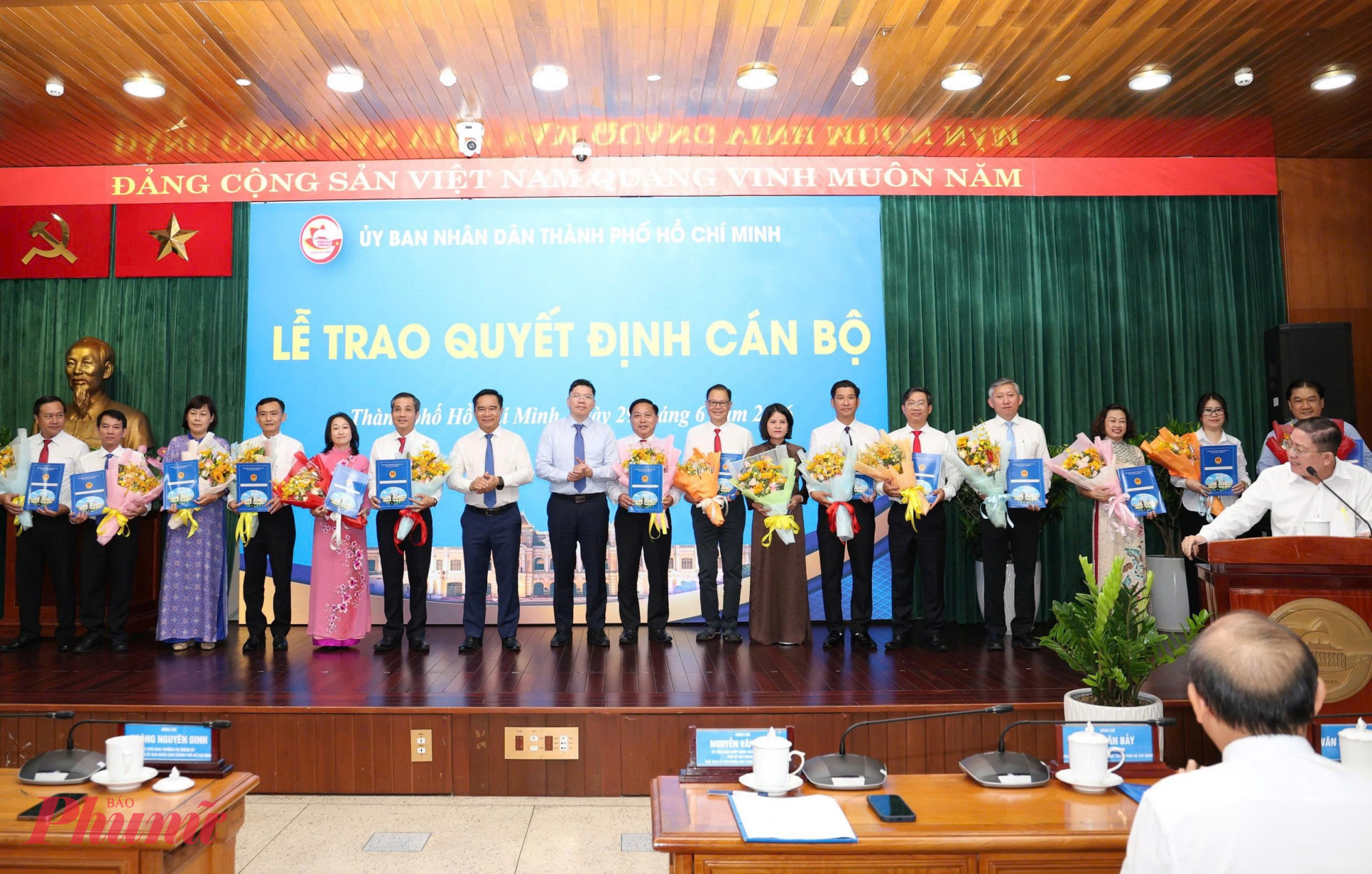 Lãnh đạo UBND TPHCM trao quyết định điều động các cán bộ đến nhận công tác tại Thành ủy và Văn phòng Thành ủy TPHCM - Ảnh: T.T