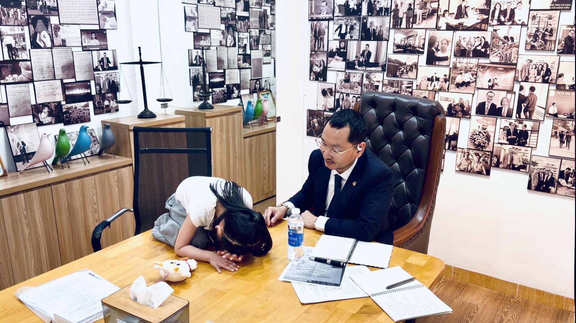 Ch&aacute;u A.N. trả lời c&acirc;u hỏi của luật sư L&ecirc; Ngọc Lu&acirc;n v&agrave; tự m&ocirc; tả lại động t&aacute;c bị c&ocirc; H. bắt c&uacute;i uống nước dưới nền nh&agrave; vệ sinh &ndash; Nguồn ảnh: Gold Key