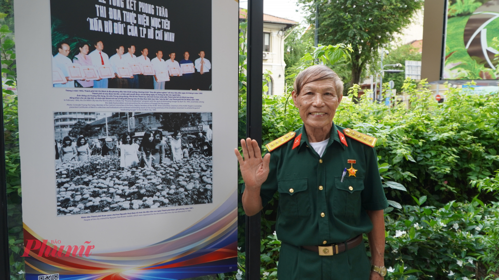 &Ocirc;ng Nguyễn Đức Tờ (phường S&agrave;i G&ograve;n) x&uacute;c động khi nh&igrave;n lại những dấu ấn tr&ecirc;n h&agrave;nh tr&igrave;nh x&acirc;y dựng v&agrave; ph&aacute;t triển của Th&agrave;nh phố Hồ Ch&iacute; Minh trong 50 năm mang t&ecirc;n Chủ tịch Hồ Ch&iacute; Minh.