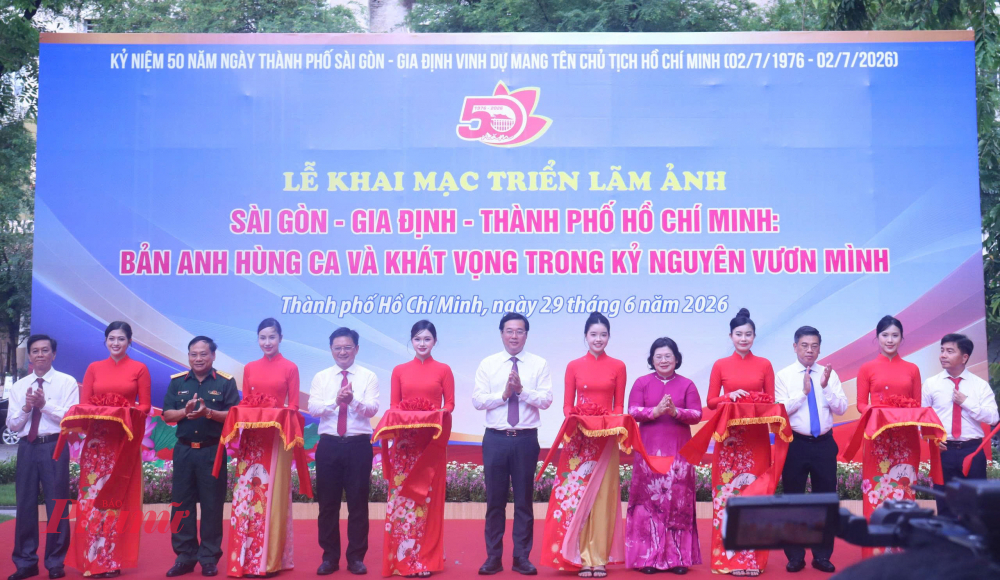 Đại diện c&aacute;c ban tổ chức thực hiện nghi thức cắt băng khai mạc triển l&atilde;m s&aacute;ng 29/6 tại C&ocirc;ng vi&ecirc;n Chi Lăng.