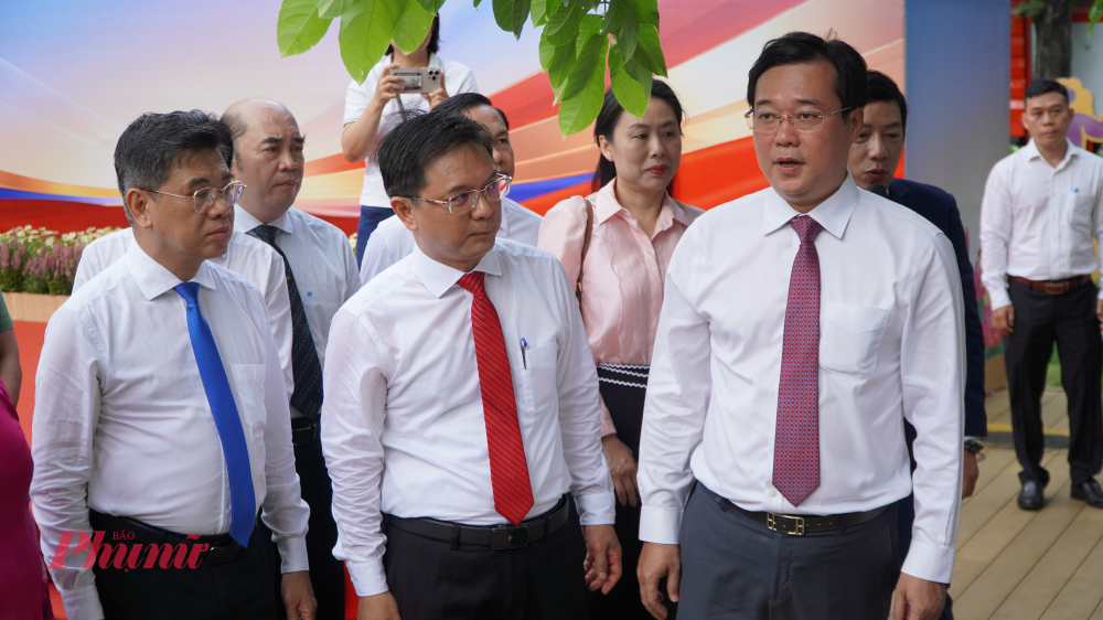 L&atilde;nh đạo Th&agrave;nh phố Hồ Ch&iacute; Minh tham quan c&aacute;c khu vực trưng b&agrave;y tại triển l&atilde;m ảnh.