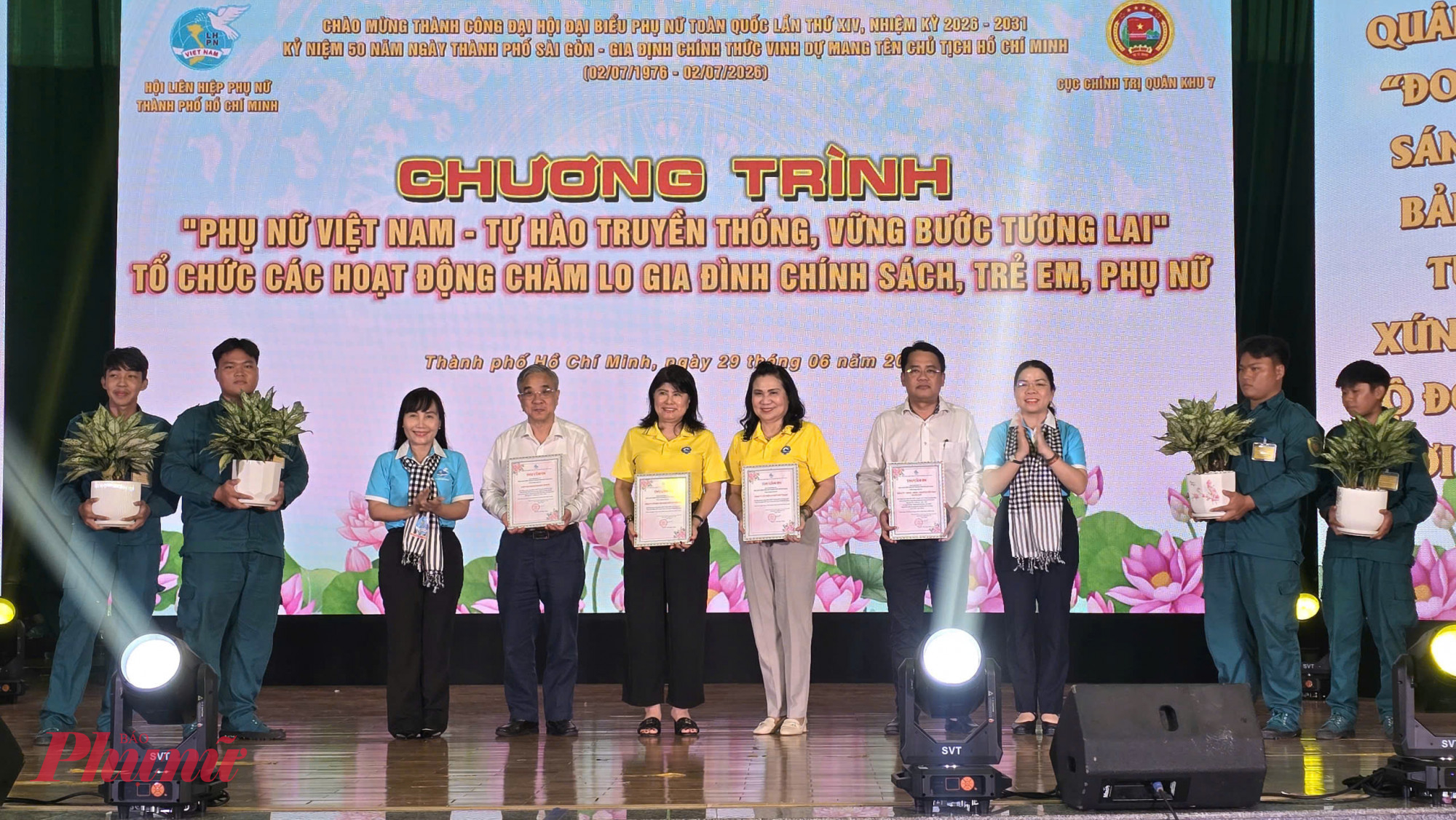 Chương tr&igrave;nh nhận được đồng h&agrave;nh đầy tr&aacute;ch  nhiệm của c&aacute;c cơ quan, đơn vị, doanh nghiệp v&agrave; đơn vị đồng h&agrave;nh. B&agrave; Nguyễn Thị Ngọc Xu&acirc;n &ndash; Ủy vi&ecirc;n Ban Thường vụ Hội  LHPN Việt Nam, Th&agrave;nh ủy vi&ecirc;n, Ph&oacute; Chủ tịch Ủy ban Mặt trận Tổ quốc Việt Nam  th&agrave;nh phố, Chủ tịch Hội LHPN Th&agrave;nh phố; đồng ch&iacute; Trịnh Thị Thanh - Ủy vi&ecirc;n Ban  chấp h&agrave;nh Trung ương Hội LHPN Th&agrave;nh phố, Ph&oacute; Chủ tịch Thường trực Hội LHPN  Th&agrave;nh phố trao thư cảm ơn đến đơn vị đồng h&agrave;nh 