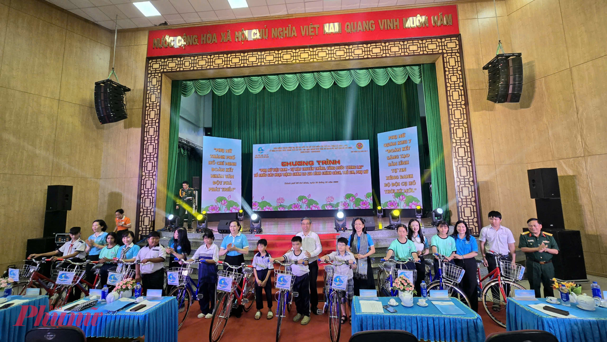 Chương tr&igrave;nh giao lưu văn nghệ v&agrave; thực hiện c&ocirc;ng t&aacute;c an sinh x&atilde; hội tại x&atilde; Cần Giờ h&ocirc;m  nay đ&atilde; diễn ra th&agrave;nh c&ocirc;ng tốt đẹp. Những phần qu&agrave; nghĩa t&igrave;nh, những c&ocirc;ng tr&igrave;nh thiết thực  được trao tặng kh&ocirc;ng chỉ mang gi&aacute; trị vật chất m&agrave; c&ograve;n thể hiện t&igrave;nh cảm, tr&aacute;ch nhiệm của  c&aacute;c cấp, c&aacute;c ng&agrave;nh, lực lượng vũ trang, doanh nghiệp v&agrave; cộng đồng đối với người d&acirc;n địa  phương. 
