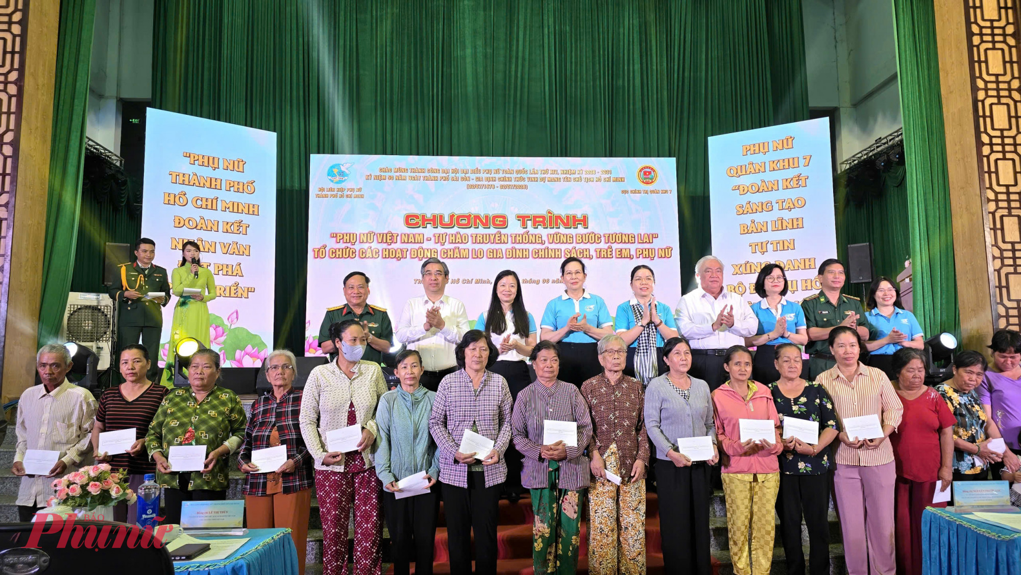 Tại chương tr&igrave;nh, Trung ương Hội LHPN Phụ nữ Việt Nam, Hiệp Hội Doanh nghiệp Th&agrave;nh phố Hồ Ch&iacute; Minh, Quỹ Doanh nh&acirc;n v&igrave; cộng đồng v&agrave; Hội LHPN Th&agrave;nh phố Hồ Ch&iacute; Minh trao tặng 500 triệu thực hiện c&aacute;c chương tr&igrave;nh An sinh x&atilde; hội tr&ecirc;n địa b&agrave;n x&atilde; Cần Giờ 