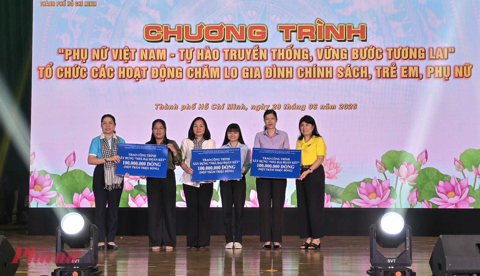 C&aacute;c đơn vị  trao 3 bảng tượng  trưng hỗ trợ x&acirc;y dựng nh&agrave; đến đại diện Hội LHPN c&aacute;c x&atilde; Thạnh An; B&igrave;nh  Kh&aacute;nh; An Thới Đ&ocirc;ng. Được biết, từ nguồn kinh ph&iacute; của Hiệp hội Doanh nghiệp th&agrave;nh phố, Hội Li&ecirc;n hiệp Phụ nữ Th&agrave;nh  phố sẽ triển khai x&acirc;y dựng 03 căn nh&agrave; cho phụ nữ hộ ngh&egrave;o, cận ngh&egrave;o, g&oacute;p phần gi&uacute;p  c&aacute;c gia đ&igrave;nh c&oacute; nơi ở ổn định, an t&acirc;m lao động, sản xuất v&agrave; vươn l&ecirc;n trong cuộc sống