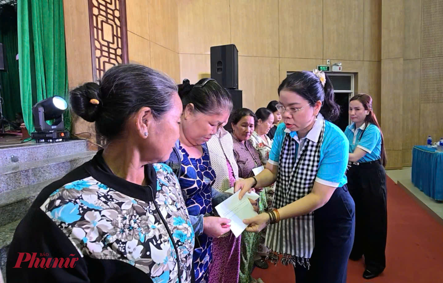 Chủ tịch Hội LHPN TPHCM Nguyễn Thị Ngọc Xu&acirc;n tặng qu&agrave; đến hội vi&ecirc;n phụ nữ tr&ecirc;n địa b&agrave;n x&atilde; Cần giờTại chương tr&igrave;nh, c&aacute;c đơn vị đ&atilde; tặng 100 phần qu&agrave; đến c&aacute;c gia đ&igrave;nh ch&iacute;nh s&aacute;ch, hộ  ngh&egrave;o, cận ngh&egrave;o v&agrave; hội vi&ecirc;n phụ nữ tr&ecirc;n địa b&agrave;n x&atilde; Cần giờ 