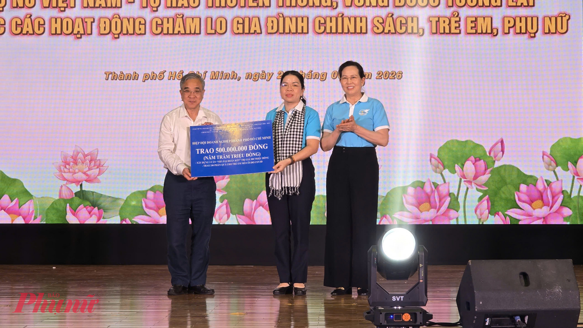 Tại chương tr&igrave;nh, Hiệp Hội Doanh nghiệp TPHCM đ&atilde; trao bảng tượng trưng hỗ trợ kinh ph&iacute; 500 triệu đồng, chăm lo trẻ em mồ c&ocirc;i do đại dịch COVID-19 v&agrave; hỗ trợ x&acirc;y dựng, sửa chữa nh&agrave; &ldquo;Đại  đo&agrave;n kết&rdquo; cho c&aacute;c hộ gia đ&igrave;nh đến Hội LHPN TPHCM. B&agrave;  L&ecirc; Thị Thủy, Ủy vi&ecirc;n Ban Chấp h&agrave;nh trung ương Đảng, Ph&oacute; Chủ tịch UB trung  ương Mặt trận Tổ quốc Việt Nam, Chủ tịch Hội LHPN Việt Nam