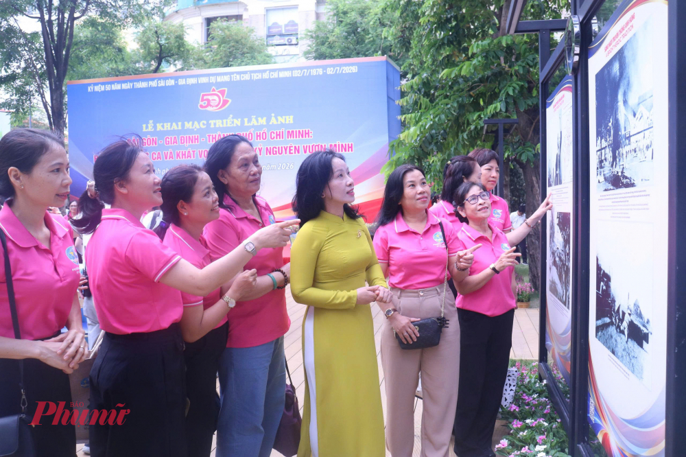 4. Kh&aacute;ch tham quan t&igrave;m hiểu c&aacute;c tư liệu, h&igrave;nh ảnh về h&agrave;nh tr&igrave;nh ph&aacute;t triển của Th&agrave;nh phố Hồ Ch&iacute; Minh được giới thiệu tại triển l&atilde;m.