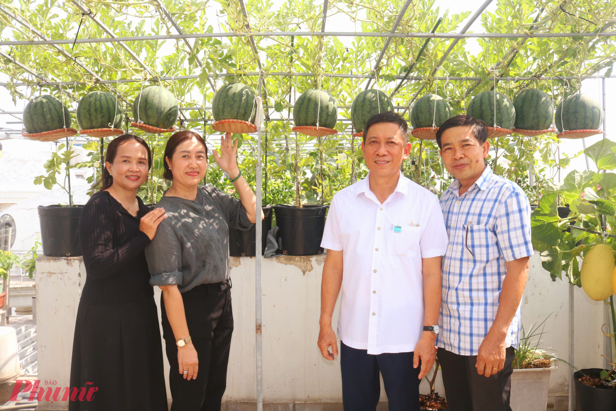 &Ocirc;ng Trần Xu&acirc;n Điền &ndash; B&iacute; thư Đảng ủy, Chủ tịch HĐND phường B&igrave;nh Trị Đ&ocirc;ng (thứ 2, từ phải qua) &ndash; v&agrave; b&agrave; L&ecirc; Thị Sa Đam &ndash; Ph&oacute; chủ tịch Ủy ban MTTQ Việt Nam phường B&igrave;nh Trị Đ&ocirc;ng, Chủ tịch Hội LHPN phường (thứ 2, từ tr&aacute;i qua) - gh&eacute; thăm khu vườn của vợ chồng chị Nhung - Ảnh: Mẫn Nhi