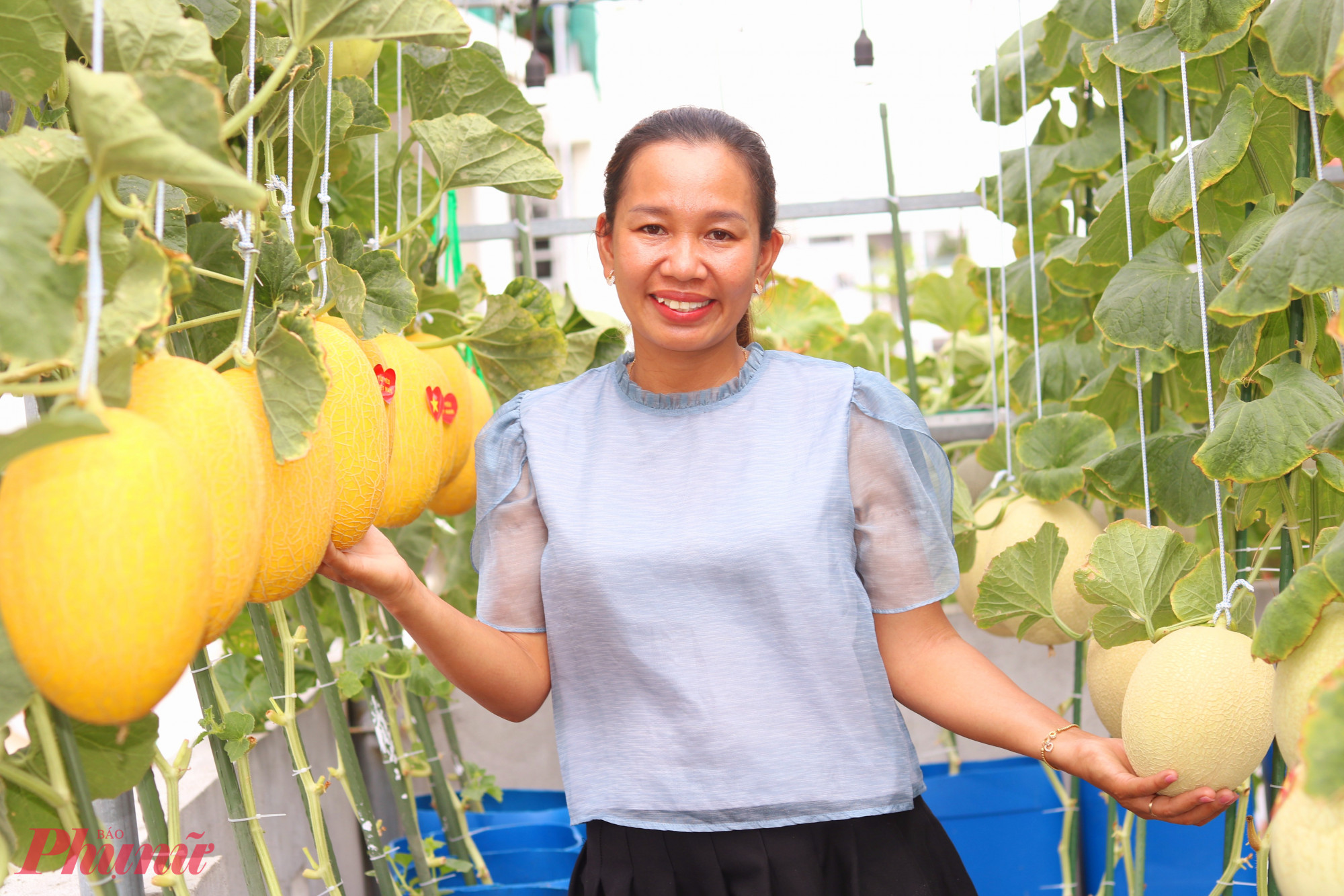 Chăm bẵm khu vườn l&agrave; liều thuốc tinh thần gi&uacute;p chị Hường giữ được năng lượng sống t&iacute;ch cực - Ảnh: Mẫn Nhi