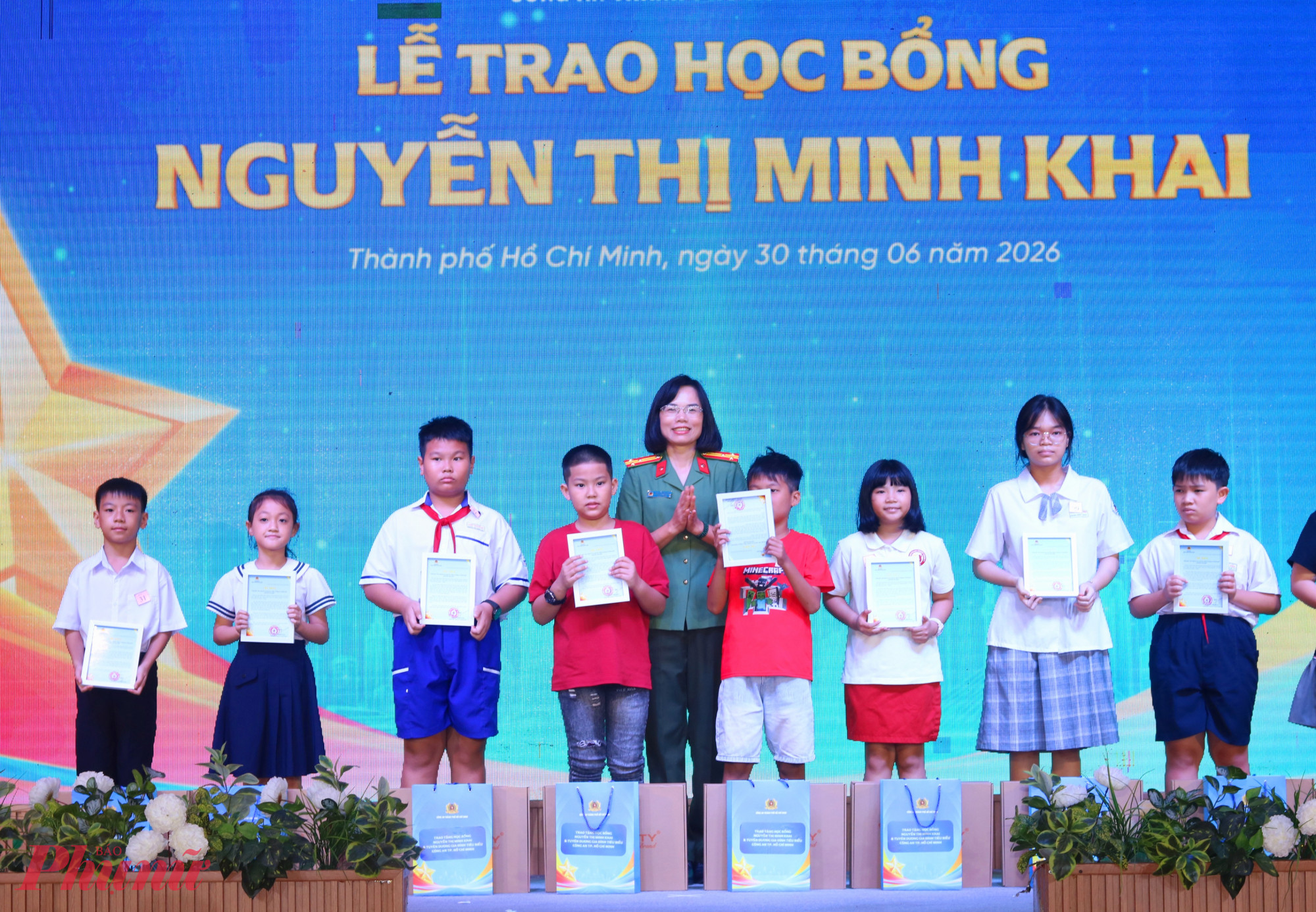 Thượng t&aacute; Nguyễn Thị Quế - Trưởng ban Phụ nữ C&ocirc;ng an nh&acirc;n d&acirc;n &ndash; đến dự v&agrave; trao học bổng đến c&aacute;c em học sinh - Ảnh: Mẫn Nhi