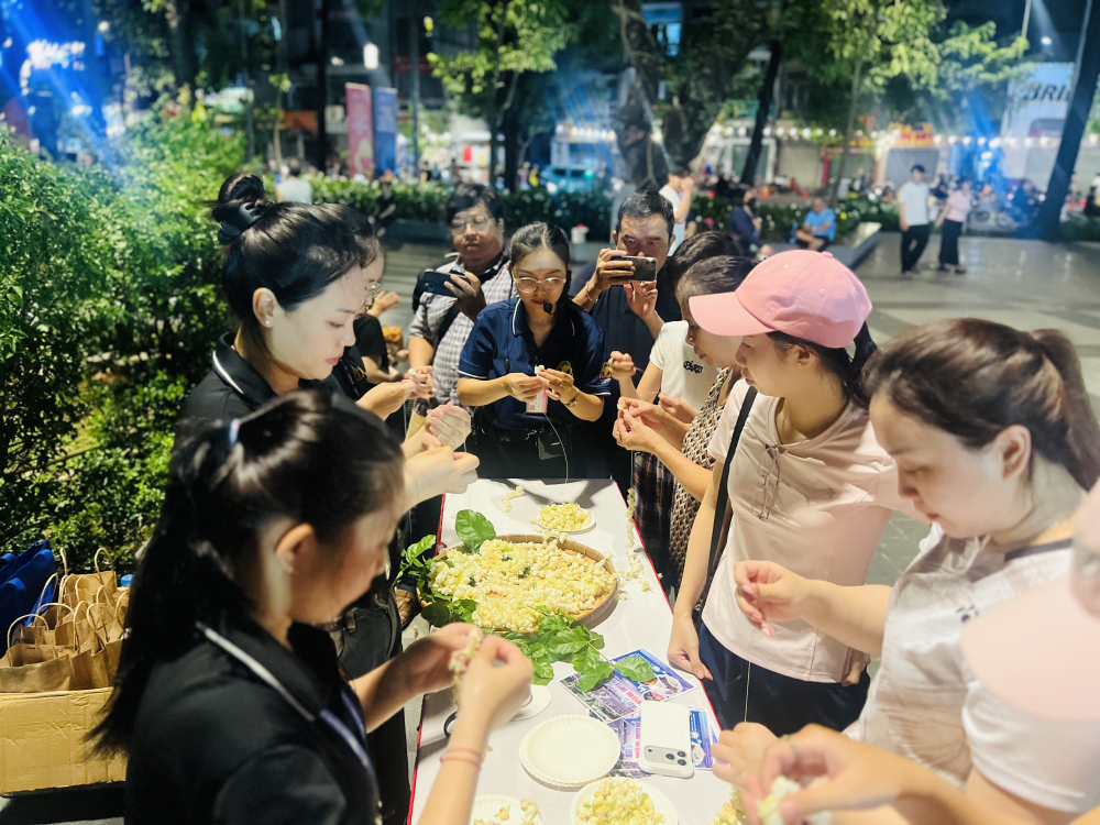 Trong tour, du kh&aacute;ch đến c&ocirc;ng vi&ecirc;n số 1 L&yacute; Th&aacute;i Tổ sẽ c&oacute; hoạt động Trải nghiệm x&acirc;u v&ograve;ng hoa l&agrave;i, mang &yacute; nghĩa kết nối v&agrave; lắng đọng cảm x&uacute;c. Khoảnh khắc n&agrave;y gi&uacute;p du kh&aacute;ch chậm lại giữa h&agrave;nh tr&igrave;nh, cảm nhận r&otilde; hơn tinh thần cộng đồng v&agrave; chiều s&acirc;u đời sống tinh thần của người d&acirc;n Vườn L&agrave;i.