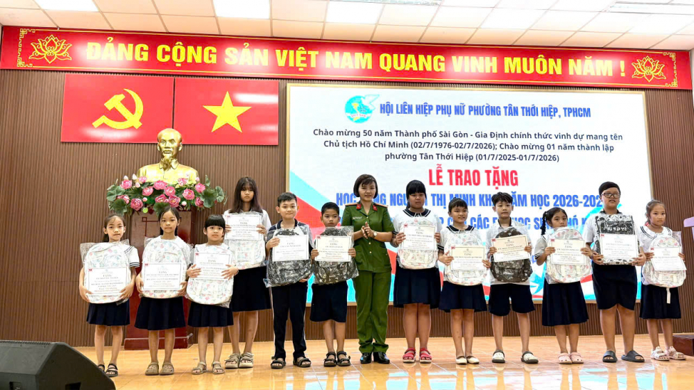 M&oacute;n qu&agrave; nghĩa t&igrave;nh đ&atilde; được ban tổ chức trao đến tay c&aacute;c em học sinh - Ảnh: Hội LHPN phường T&acirc;n Thới Hiệp