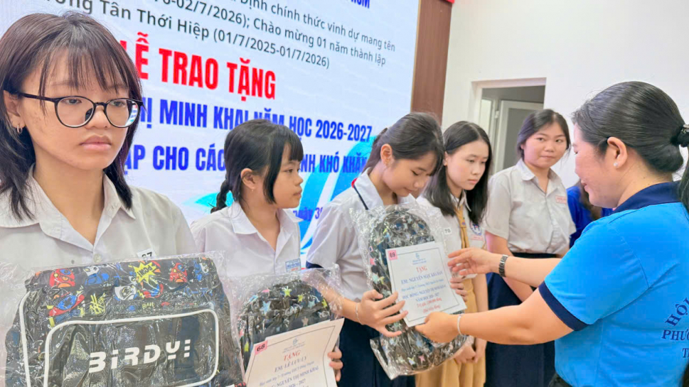 B&agrave; Phạm Thị Mộng Hằng &ndash; Ph&oacute; chủ tịch thường trực Ủy ban MTTQ việt Nam phường T&acirc;n Thới Hiệp, Chủ tịch Hội LHPN phường &ndash; trao học bổng đến c&aacute;c em học sinh - Ảnh: Hội LHPN phường T&acirc;n Thới Hiệp