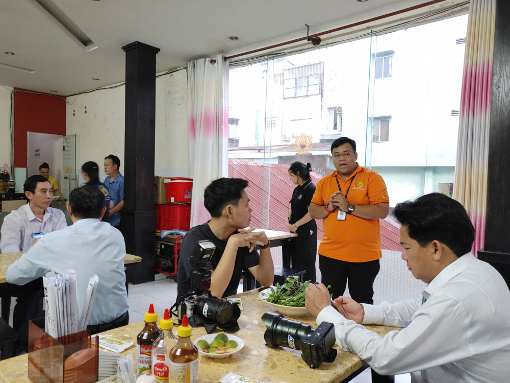 &Ocirc;ng Trần Quang Duy đang giới thiệu cho đo&agrave;n kh&aacute;ch trong chương tr&igrave;nh tour 'Vườn L&agrave;i - Chuyện Hoa, Chuyện Phố chiều tối 30/6. 