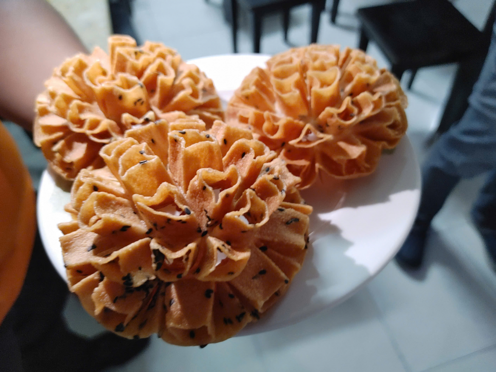 M&oacute;n b&aacute;nh g&aacute;n đặc trưng tại chợ hoa Hồ Thị Kỷ trong chương tr&igrave;nh tour được đơn vị lữ h&agrave;nh giới thiệu đến du kh&aacute;ch. 