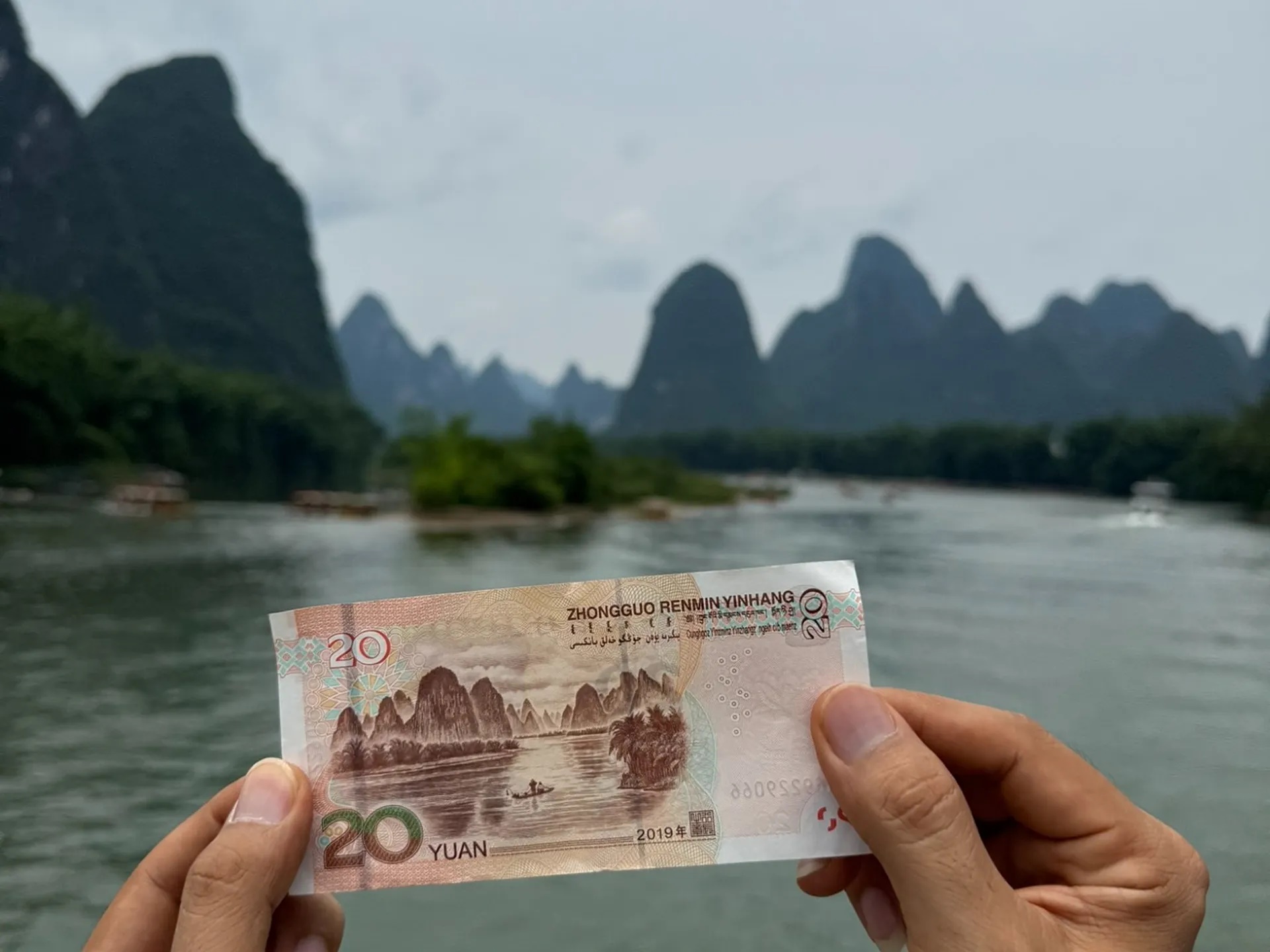 Đ&acirc;y phong cảnh s&ocirc;ng Ly được in ở mặt sau tờ 20 Nh&acirc;n d&acirc;n tệ. Đoạn s&ocirc;ng n&agrave;y nằm ở Cổ trấn Hưng B&igrave;nh, c&aacute;ch trung t&acirc;m Quế L&acirc;m khoảng 60km. Tại đ&acirc;y, dưới đ&aacute;y s&ocirc;ng c&oacute; một tấm đ&aacute; nham thạch lớn m&agrave;u v&agrave;ng b&oacute;ng, nh&igrave;n từ tr&ecirc;n mặt nước xuống như một tấm đ&aacute; v&agrave;ng trải ra. Nước ở đ&acirc;y trong vắt như tấm gương soi n&ecirc;n n&uacute;i đ&aacute; v&ocirc;i in b&oacute;ng đối xứng xuống l&ograve;ng s&ocirc;ng v&agrave;o những ng&agrave;y trời trong xanh.