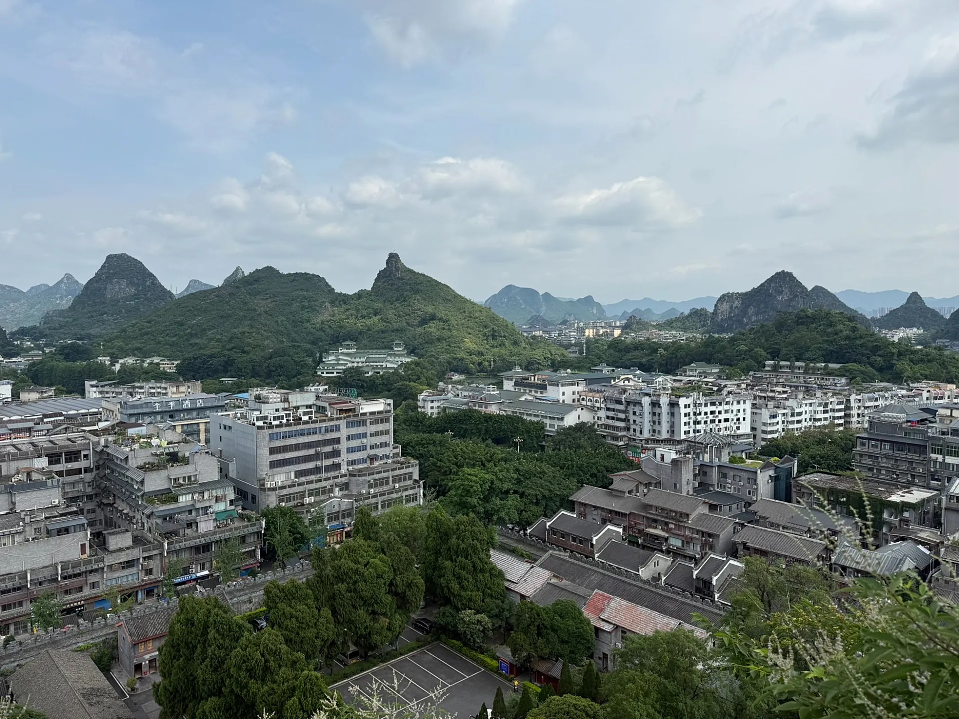 Bạn đừng qu&ecirc;n đến Solitary Beauty Peak, nơi được mệnh danh l&agrave; (Cột chống trời ph&iacute;a Nam của v&ugrave;ng đất Quế L&acirc;m. Đ&acirc;y l&agrave; ngọn n&uacute;i đ&aacute; v&ocirc;i cao 66 m&eacute;t, đứng sừng sừng, c&ocirc; độc ngay giữa trung t&acirc;m th&agrave;nh phố. Để l&ecirc;n đến đỉnh, bạn sẽ phải leo 306 bậc thang đ&aacute; dốc. Đứng ở đỉnh, du kh&aacute;ch sẽ  thấy to&agrave;n cảnh 360 độ th&agrave;nh phố Quế L&acirc;m nhẹ theo d&ograve;ng s&ocirc;ng Ly v&agrave; được những khối đ&aacute; v&ocirc;i bao quanh.