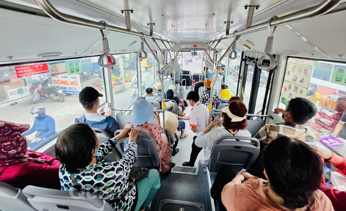 việc tận dụng hệ thống xe bu&yacute;t c&ocirc;ng cộng kh&ocirc;ng chỉ gi&uacute;p người d&acirc;n tiết kiệm chi ph&iacute; đi lại m&agrave; c&ograve;n g&oacute;p phần giảm &aacute;p lực giao th&ocirc;ng - Ảnh: internet