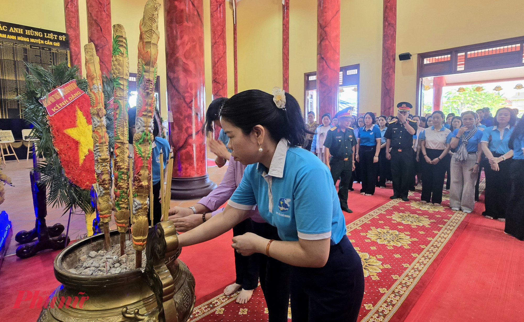 Chủ tịch Hội LHPN TPHCM Nguyễn Thị Ngọc Xu&acirc;n - thắp hương tưởng nhớ c&aacute;c anh h&ugrave;ng liệt sĩ 