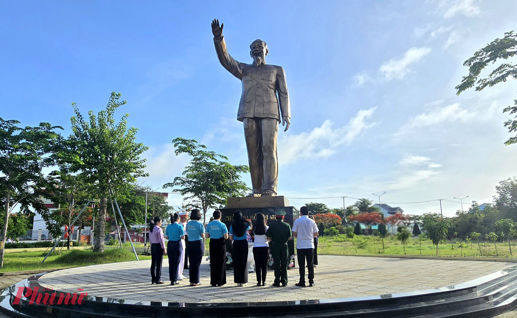 Đo&agrave;n đại biểu d&acirc;ng hương l&ecirc;n Chủ tịch Hồ Ch&iacute; Minh trong khu&ocirc;n vi&ecirc;n Đền thờ Anh h&ugrave;ng, liệt sĩ Rừng S&aacute;c - Cần Giờ