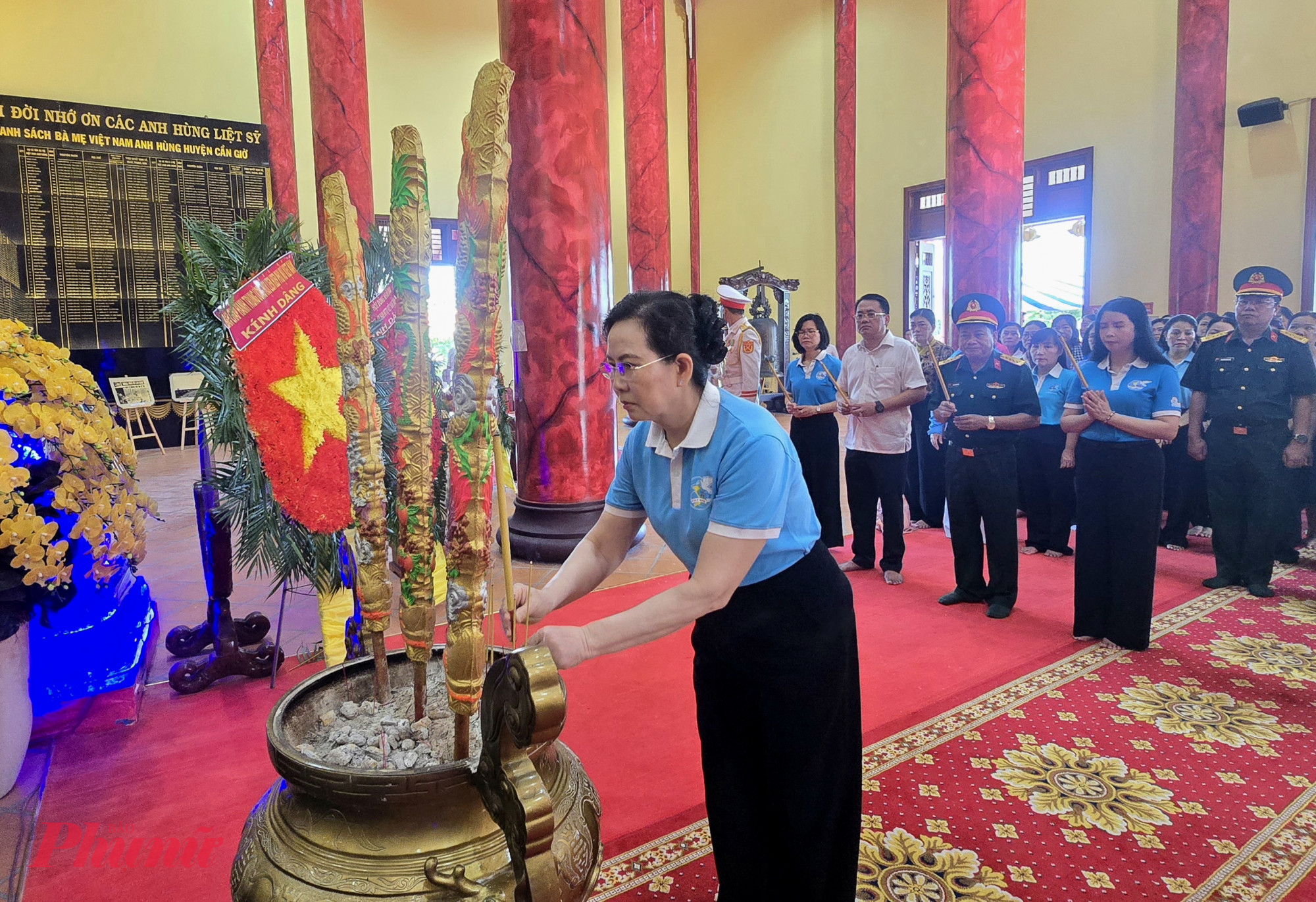 Chủ tịch Hội LHPN Việt Nam L&ecirc; Thị Thủy - thắp hương tưởng nhớ ưởng niệm c&aacute;c Anh h&ugrave;ng liệt sĩ tại Đền thờ Anh h&ugrave;ng, liệt sĩ Rừng S&aacute;c - Cần Giờ.