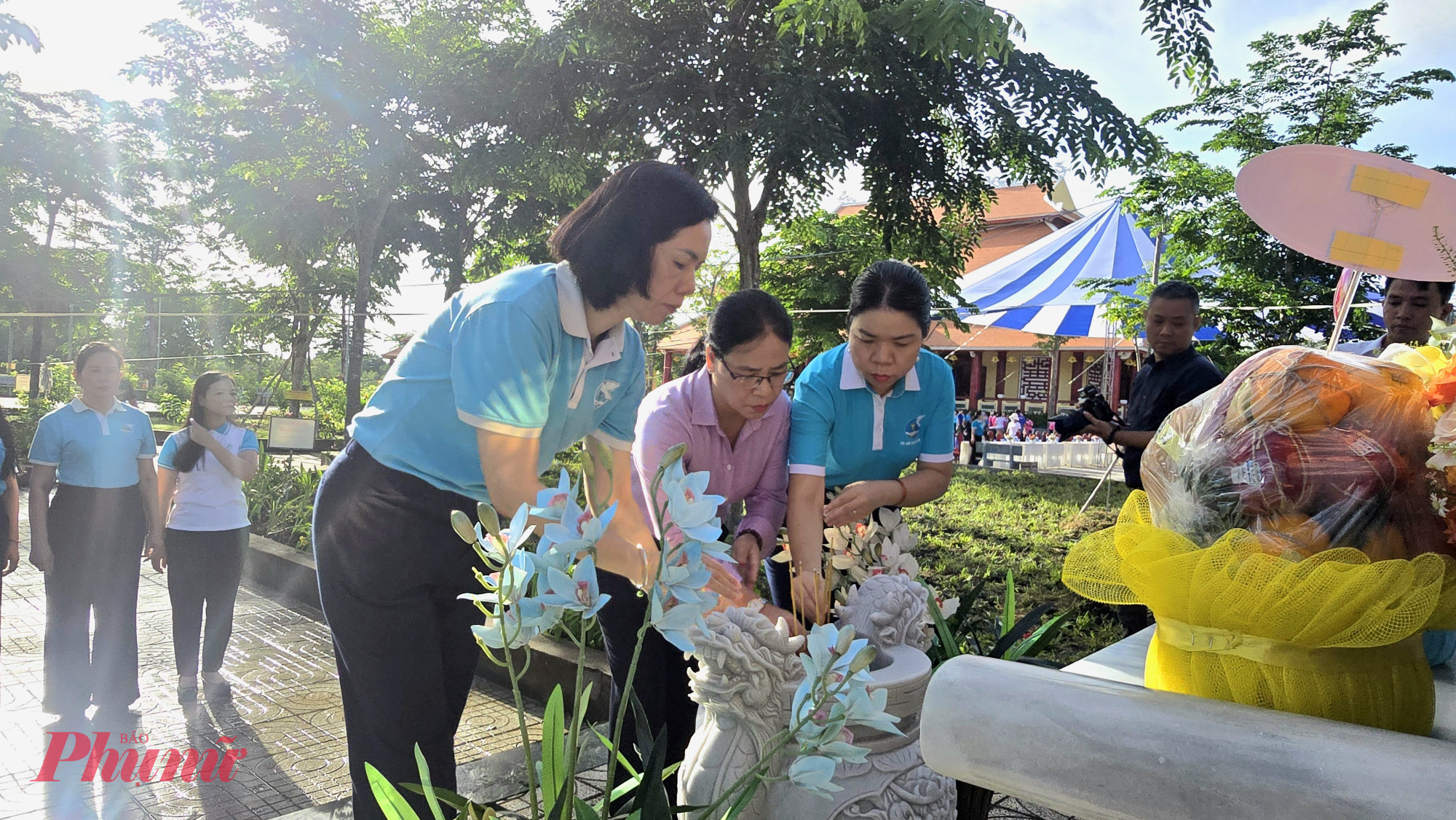 L&atilde;nh đạo Hội LHPN  Việt Nam v&agrave; Hội LHPN TPHCM thắm hương tưởng nhớ tại bia tưởng niệm 915 Anh h&ugrave;ng liệt sĩ đặc c&ocirc;ng Rừng S&aacute;c\