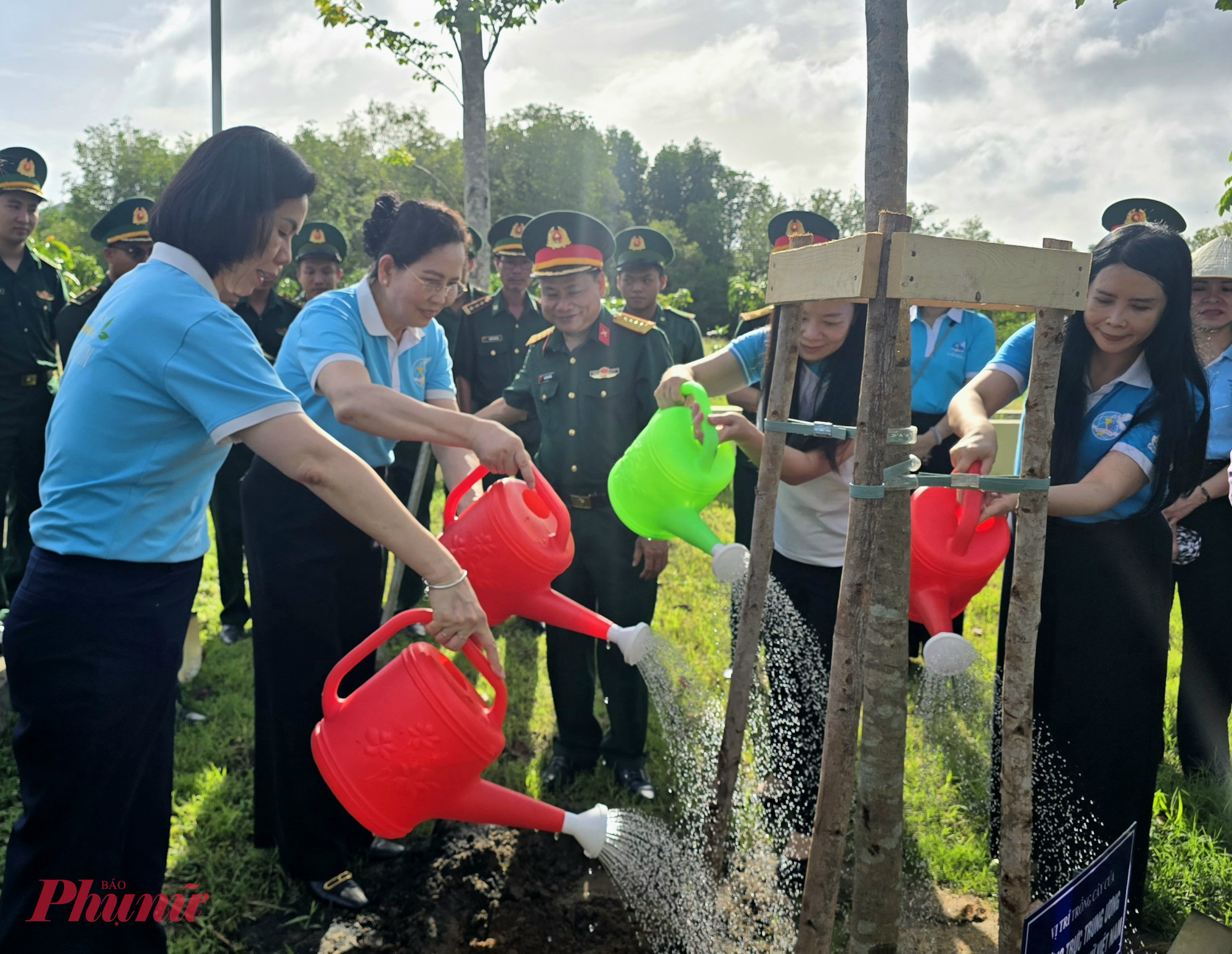 C&aacute;c đại biểu tham gia trồng c&acirc;y tại chương tr&igrave;nh. 