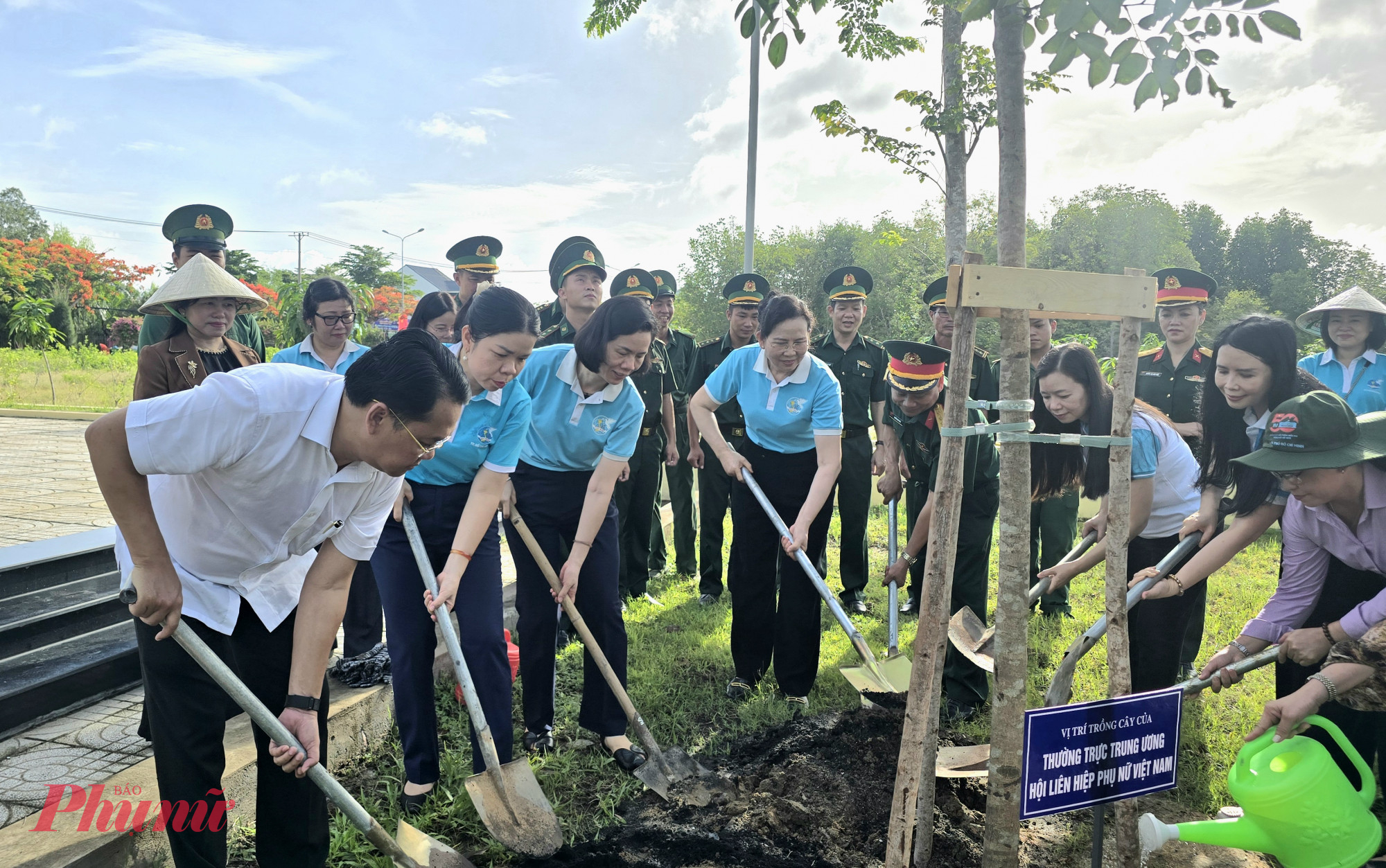 Lễ ra qu&acirc;n trồng  c&acirc;y thực hiện &ldquo;Vườn c&acirc;y đại đo&agrave;n kết&rdquo; trồng 60 c&acirc;y xo&agrave;i, C&ocirc;ng tr&igrave;nh &ldquo;Th&agrave;nh phố  mu&ocirc;n sắc hoa&rdquo; với tổng diện t&iacute;ch thực hiện hơn 846 m&eacute;t vu&ocirc;ng