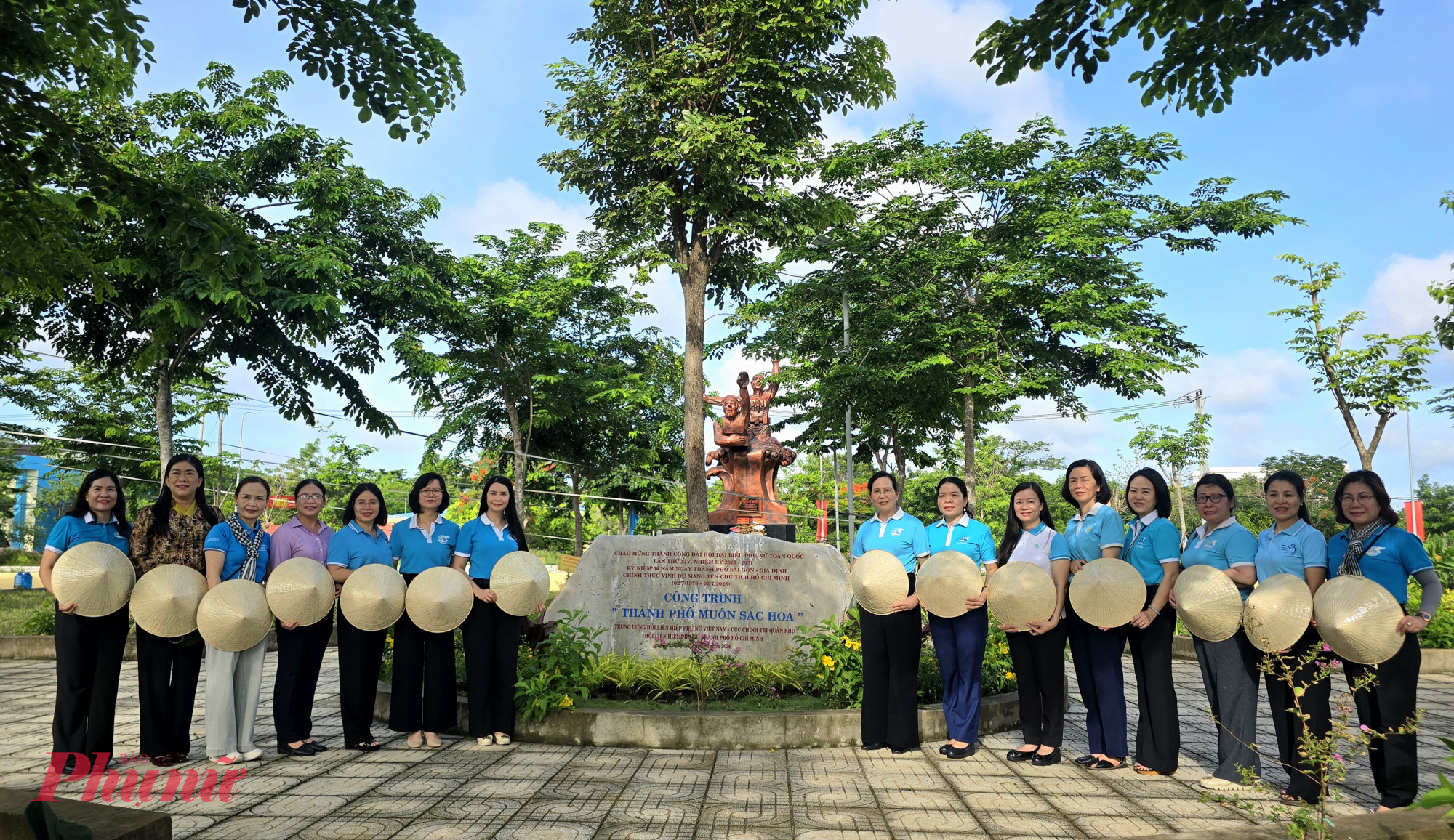 C&aacute;c đại biểu chụp h&igrave;nh lưu niện tại C&ocirc;ng tr&igrave;nh Th&agrave;nh phố mu&ocirc;n sắc hoa, ch&agrave;o mừng th&agrave;nh c&ocirc;ng Đại hội đại biểu Phụ nữ to&agrave;n quốc, nhiệm kỳ 2026-2031. 