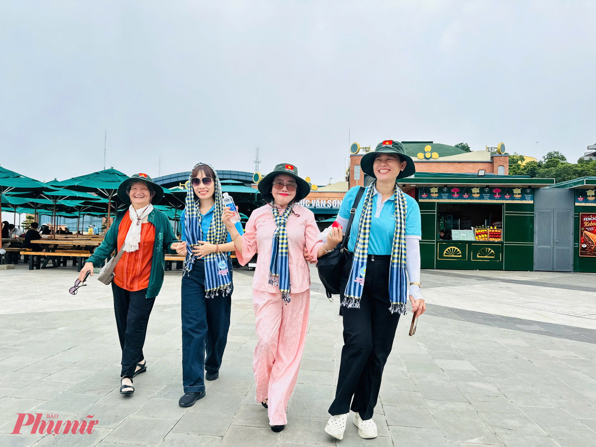 C&aacute;n bộ Hội LHPN TPHCM hỗ trợ, chăm s&oacute;c c&aacute;c c&ocirc; trong suốt chuyến h&agrave;nh tr&igrave;nh - Ảnh: Ngọc Trăm