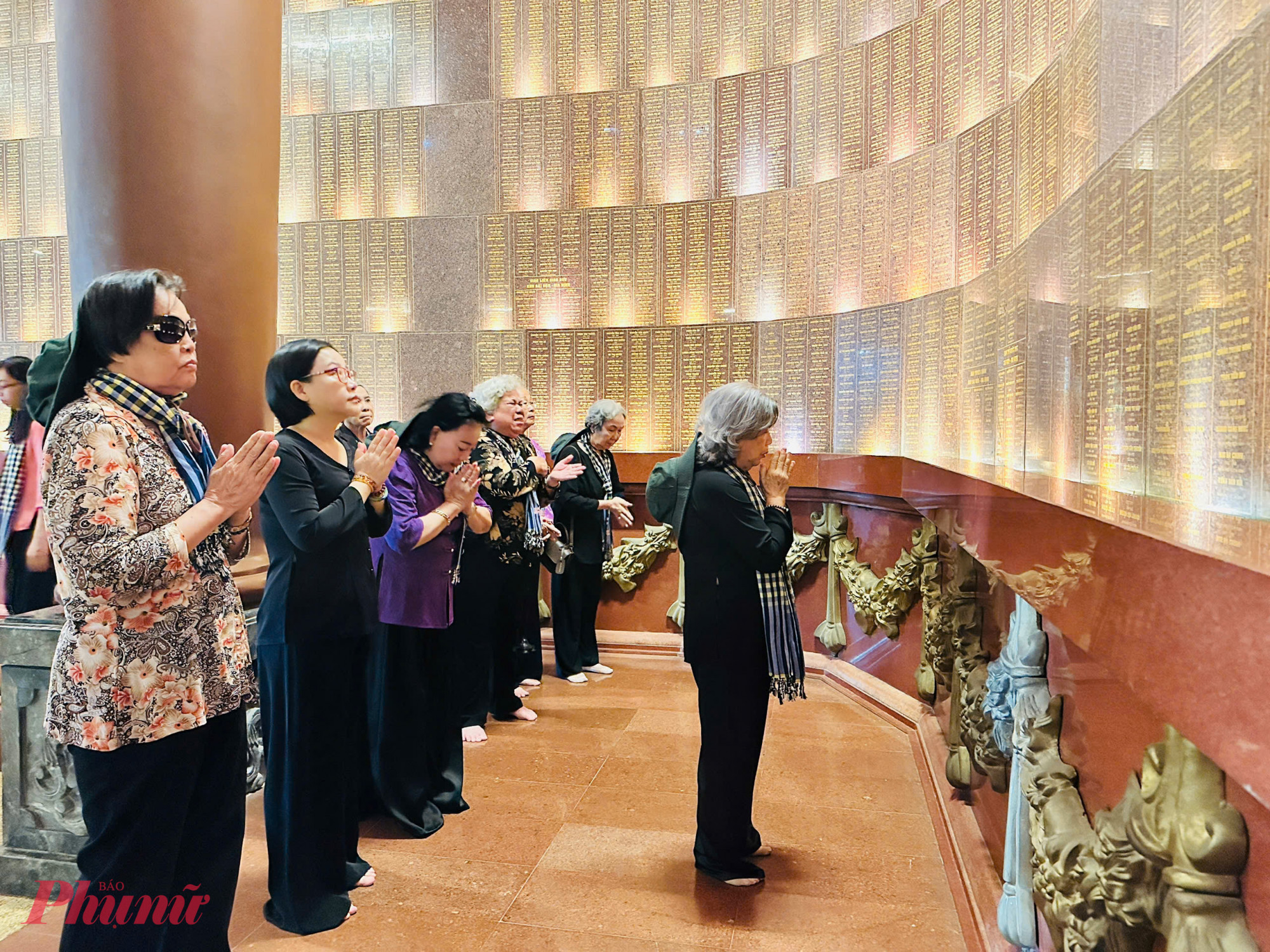 C&aacute;c đại biểu tưởng niệm 5 liệt sĩ  thuộc Tiểu đo&agrave;n nữ Biệt động L&ecirc; Thị Ri&ecirc;ng đ&atilde; được trao bằng Tổ quốc ghi c&ocirc;ng năm 2025 v&agrave; nay được khắc t&ecirc;n tại Đền Tưởng niệm Liệt sĩ Bến Dược - Ảnh: Ngọc Trăm